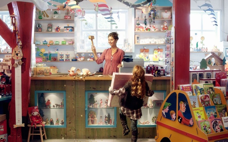 Ildiko Korzelius - wardrobe & props