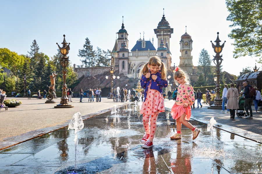 Blij kinderen bij efteling pretpark copy Jonathan Andrew