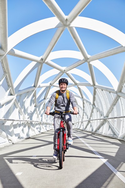 Coverbeeld k05 2021 e bike op fietsbrug Jonathan Andrew