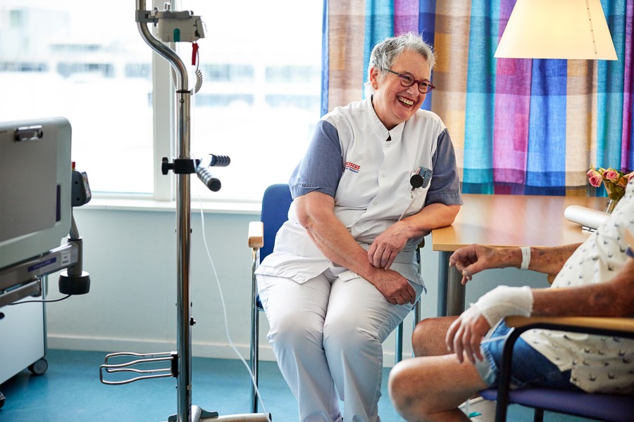 Fysiotherapist met patient hi-res  m98a5328-small Jonathan Andrew