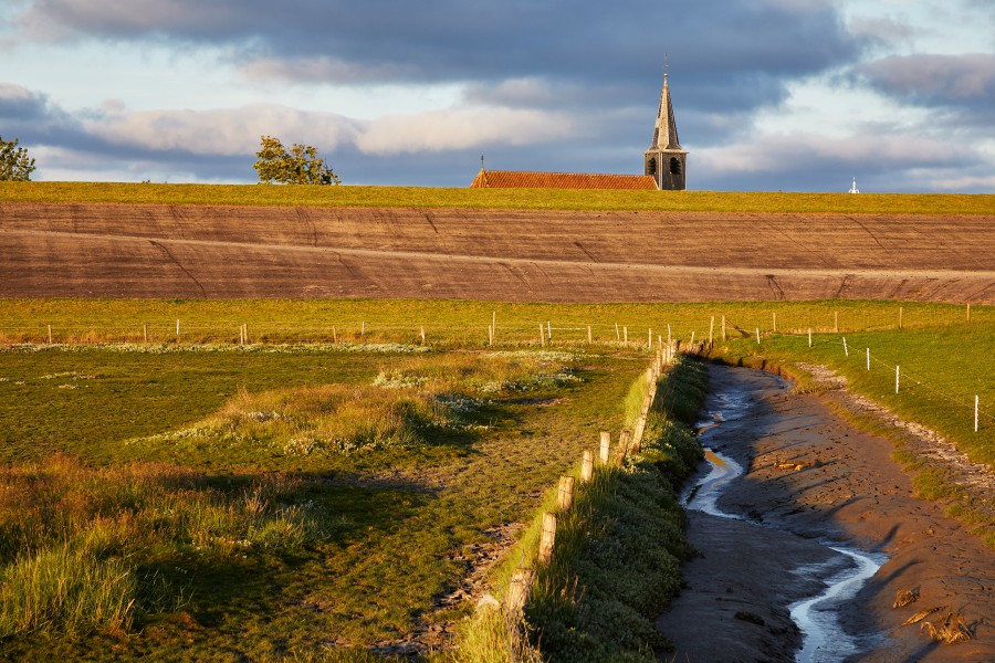 Hervormde kerk in paesens-moddergat steekt boven de dijk uit Jonathan Andrew
