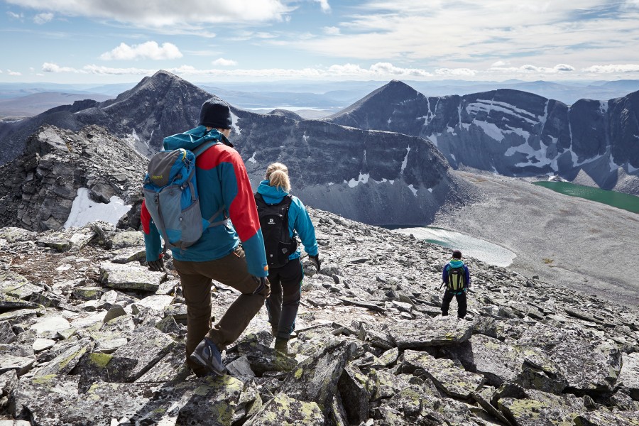 Hikers on trolltinden Jonathan Andrew