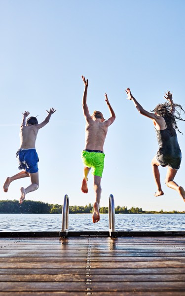 Kinderen spring in water vanaf steiger Jonathan Andrew