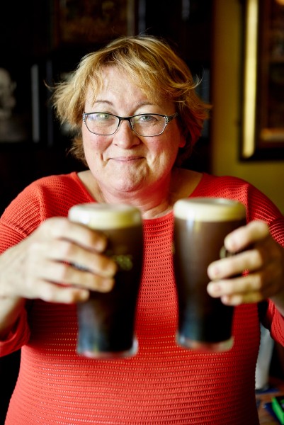 Landlady bij oloclainns irish whiskey bar, ballyvaughan, co. clare Jonathan Andrew