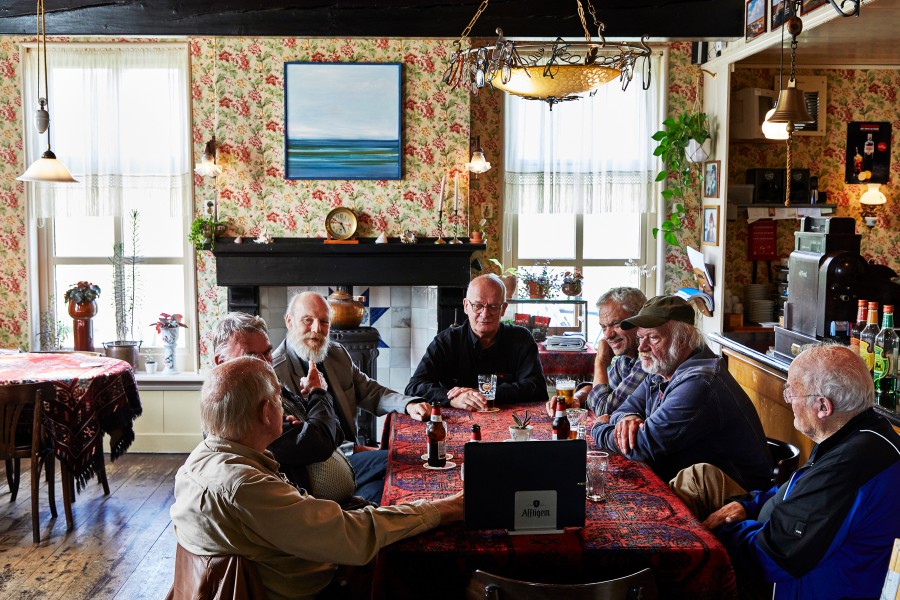 Stamgasten in cafe t zielhoes, noordpolderzijl Jonathan Andrew