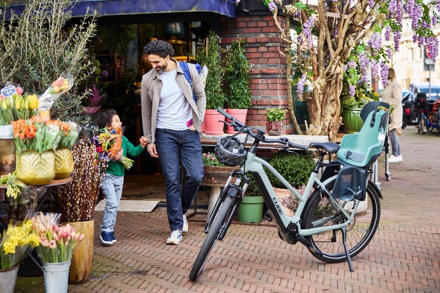Vader en zoon bij bloemen winkel 2m0a3444 final-srgb Jonathan Andrew