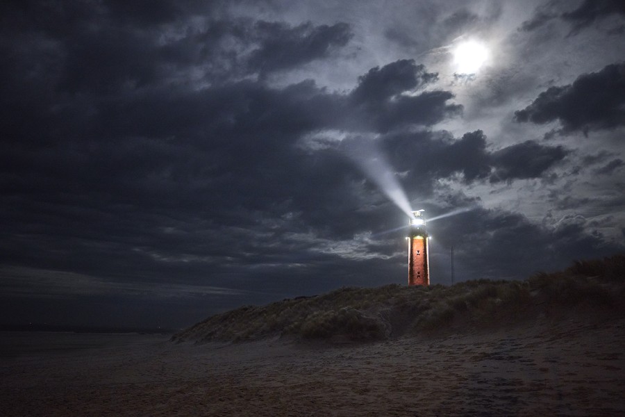 Vuurtoren en volle maan, texel 2m0a2039 Jonathan Andrew