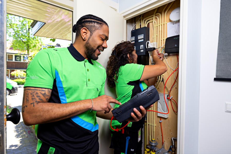 Kpn beeldbank dag 01 monteur klant meterkast 1318-zelf geshopt kopieYren Liselotte Habets