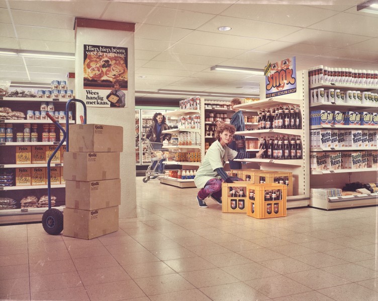 2a Nicolien de Jong  - wardrobe & props, art-department & handmade