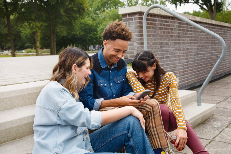 Fairphone 07 lifestyle shot friends chatting urban 0571 c3 srgb Chantal Spieard