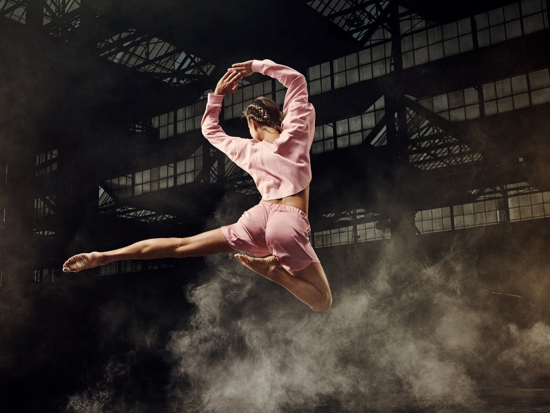 Mdg-robin-01 Ildiko Korzelius - wardrobe & props