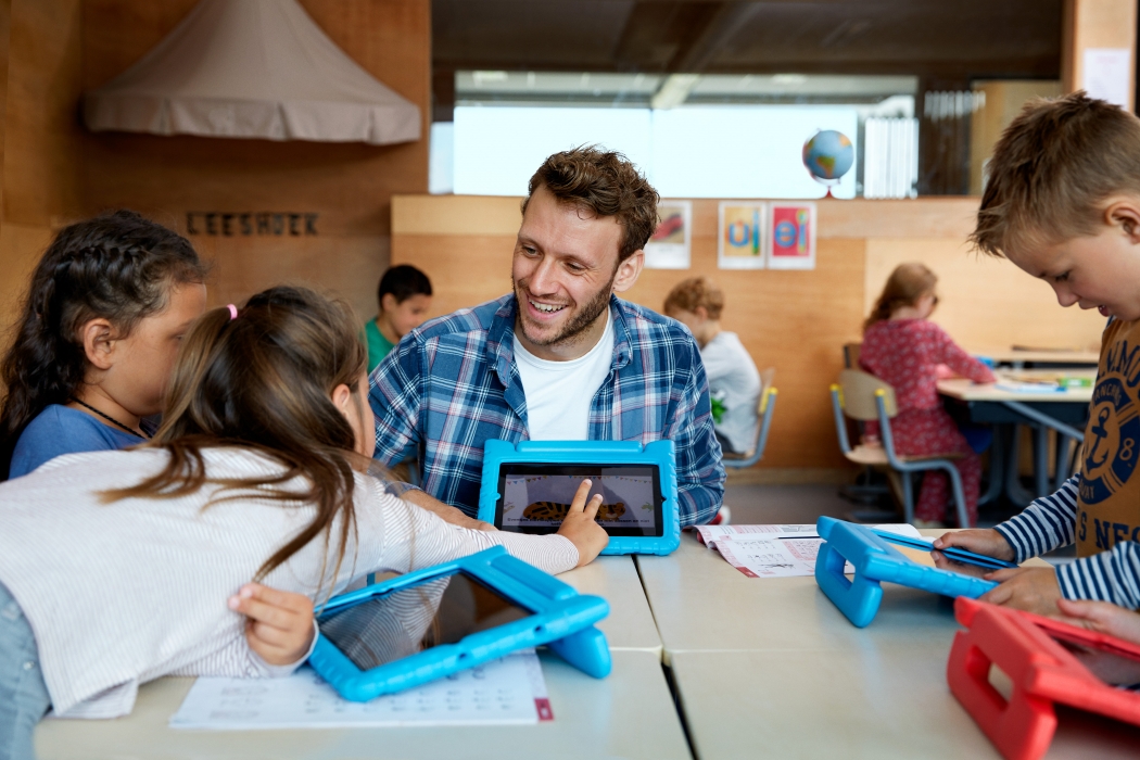 Cs  2152 c1 srgb {title}